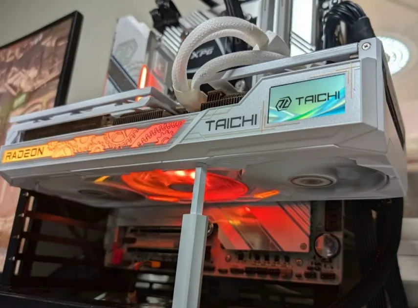 Beyaz RX 9070 XT dahili LCD ekranıyla şov yaptı