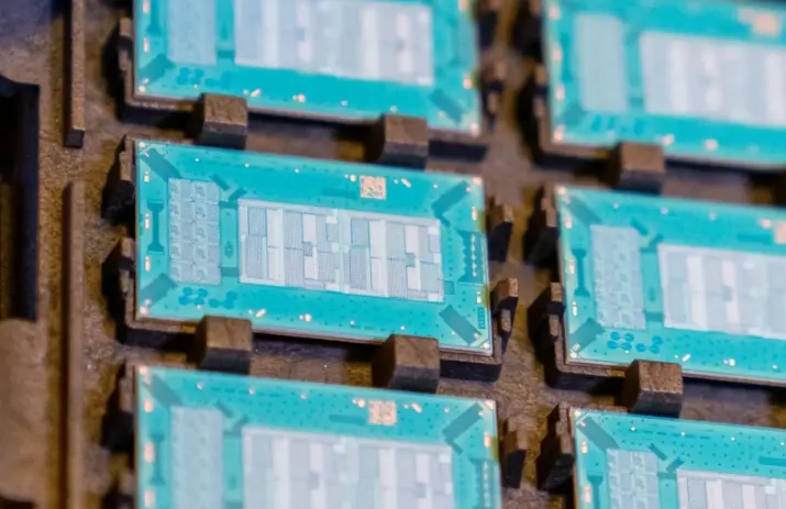 Geleceğin yapay zeka çipleri cam üzerine inşa edilebilir