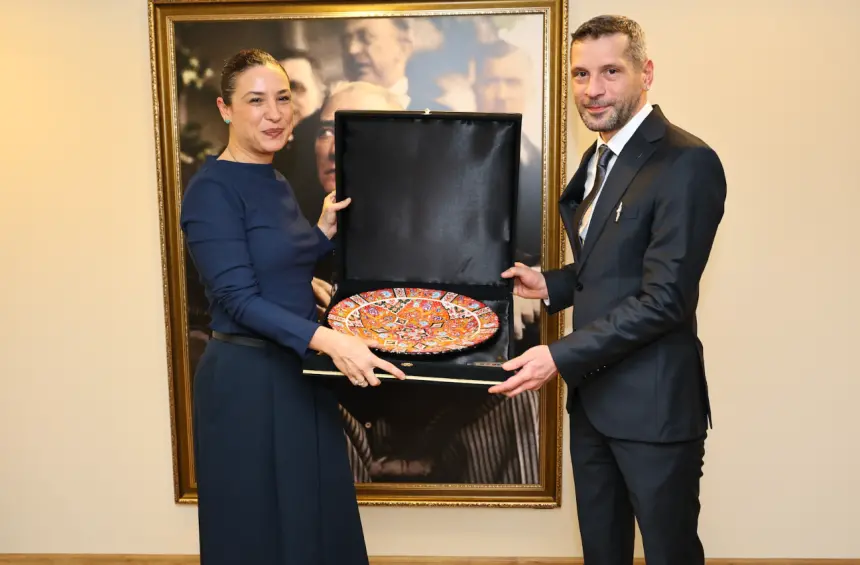 Efes Selçuk’ta patili dostlara bağışla destek verildi.