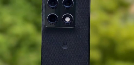 Motorola Razr Fold, AirDrop uyumlu Quick Share desteği kazandı