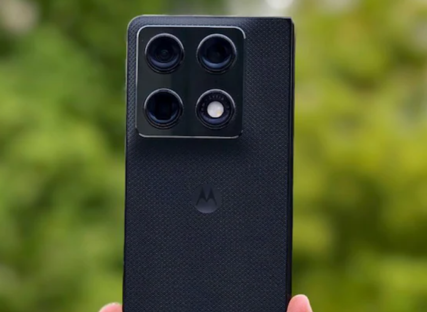 Motorola Razr Fold, AirDrop uyumlu Quick Share desteği kazandı