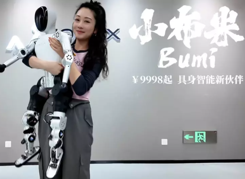 Mini robot Bumi akıcı hareketleriyle günlük kullanıma hazır geliyor!