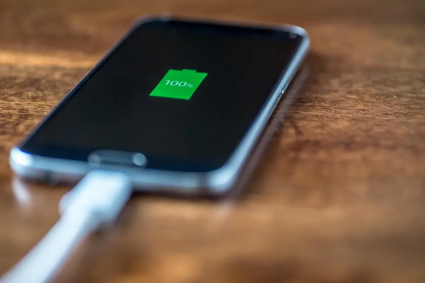 Telefonunuzu Her Zaman Şarj Etmenin Ardındaki Gerçek ve Pil Ömrü Açıklaması