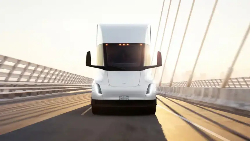 Tesla, Güncellenen Elektrikli Kamyonu Semi'nin 2026'da Seri Üretime Gireceğini Açıkladı