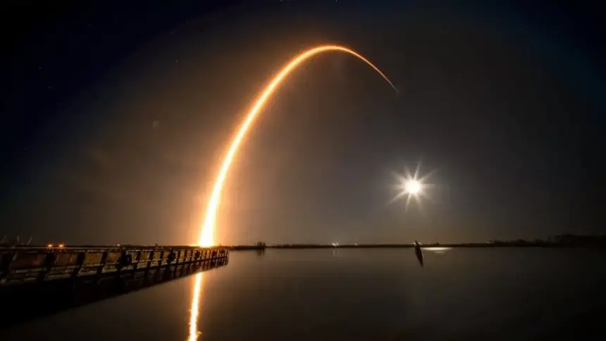 SpaceX Falcon 9 Starlink Fırlatması Gece Gökyüzünü Aydınlattı