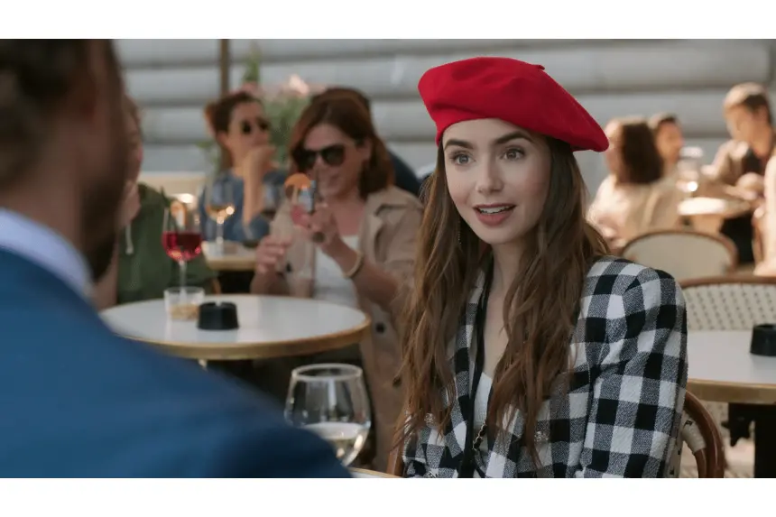 Lily Collins’in Annelik Mutluluğu Netflix Setine Yansıdı