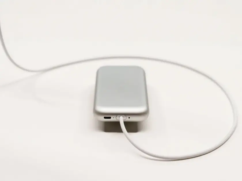 Apple Vision Pro İçin Yeni Pil Ünitesi Görüntülendi: Daha Kompakt ve Hafif Tasarım Yolda mı?