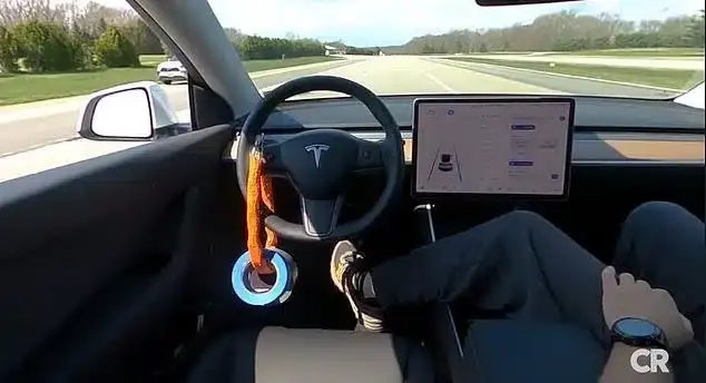 Self-Driving Tesla Yoldan Çıktı ve Takla Attı